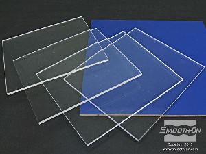 לחיצה להגדלת תמונה כדי להכין את מסגרת התבנית משתמשים בארבעה לוחות אקריליק, אותם מדביקים ללוח הבסיס. משאירים מרווח של לפחות 1 ס