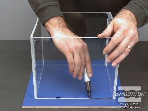 לחיצה להגדלת תמונה מסמנים את הגבולות הפנימיים של המסגרת על לוח הבסיס, כדי לסמן את גבולות מיטת החימר שנכין כדי ליצור את חצי התבנית הראשון.