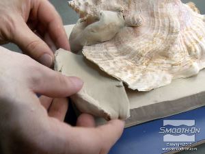 לחיצה להגדלת תמונה מכיוון שתחתית הקונכיה לא ישר, מוסיפים עוד חימר לעיצוב כך שיסתום את הזוויות השליליות (אנדרקאטים) לגמרי כדי שנוכל ליצור את חצי התבנית הראשון.