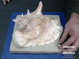 לחיצה להגדלת תמונה מטביעים במיטת החימר ברגים עם ראש עגול שישמשו כמפתחות נעילה בין שני חצאי התבנית.