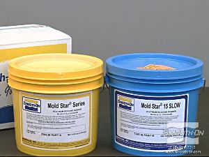 לחיצה להגדלת תמונה הכנת התבנית - משתמשים בסיליקון להכנת תבניות ללא צורך בואקום Mold Star®15 . יחס הערבוב של החומר הוא 1:1 לפי נפח.