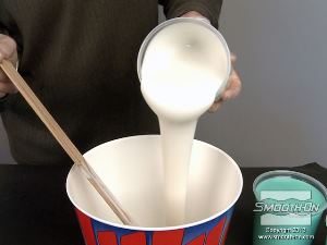 לחיצה להגדלת תמונה מעבירים את הבסיס של הסיליקון להכנת תבנית Mold Star®15  למיכל ערבוב גדול יותר.