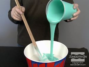 לחיצה להגדלת תמונה שופכים את הבסיס של הסיליקון למיכל הערבוב הגדול.