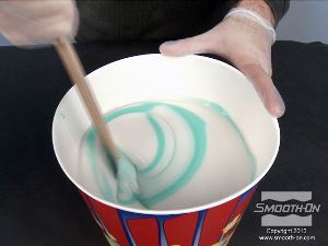 לחיצה להגדלת תמונה מערבבים את החומרים ביסודיות עד שמתקבלת תערובת בצבע אחיד.