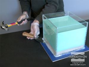 לחיצה להגדלת תמונה לאחר שחצי תבנית הסיליקון Mold Star®15  הראשון התמצק, מפרידים את המסגרת מהבסיס.