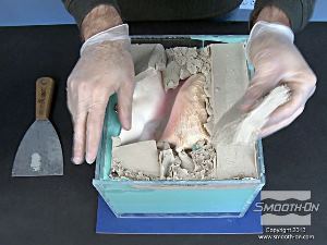 לחיצה להגדלת תמונה מסירים את מיטת החימר מהמודל וחצי תבנית הסיליקון הראשון (מבלי להוציא את המודל!).