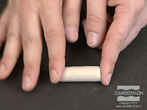 לחיצה להגדלת תמונה מכינים גליל מחימר נטול גופרית כדי ליצור פתח ליציקת חומר לתבנית הסיליקון בהמשך.