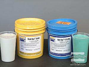 לחיצה להגדלת תמונה מכינים מנה נוספת של סיליקון ליציקה Mold Star®15, להכנת חצי התבנית השני.