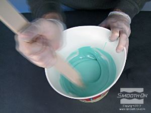 לחיצה להגדלת תמונה מערבבים את החומרים ביסודיות עד שמתקבלת תערובת בצבע אחיד.