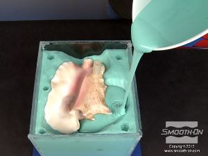 לחיצה להגדלת תמונה יוצקים את חצי התבנית השני.