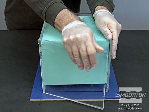 לחיצה להגדלת תמונה מסירים בזהירות את לוחות המסגרת וכל שאריות של חימר מהגומי סיליקון Mold Star®15 המוצק.