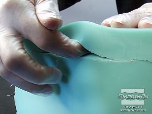 לחיצה להגדלת תמונה מפרידים בידיים את שני חצאי תבנית הסיליקון Mold Star®15.