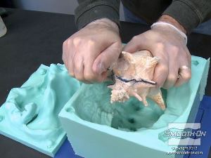 לחיצה להגדלת תמונה חולצים בעדינות את המודל המקורי מ תבנית סיליקון   Mold Star®15.