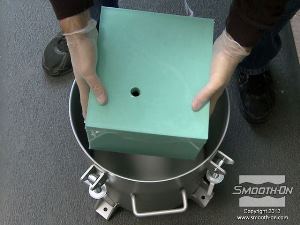 לחיצה להגדלת תמונה שמים את תבנית הסיליקון עם הפוליאוריתן הנוזלי בתא לחץ ומפעילים על החומר לחץ של 60 psi עד שהשרף מתמצק לחלוטין (16 שעות).