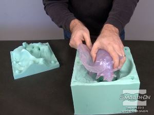 לחיצה להגדלת תמונה מכינים יציקת פוליאוריתן שקוף Crystal Clear®200 אך הפעם מוסיפים לחומר טיפה של צבע Ignite זוהר בUV, בגוון סגול, ליצירת אפקט דרמטי ליציקה הגמורה.