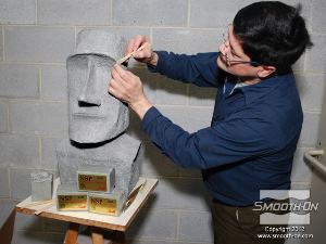 לחיצה להגדלת תמונה תהליך יצירת פסל הקרח של ארנסטו מתחיל בפיסול המודל המקורי מחימר.