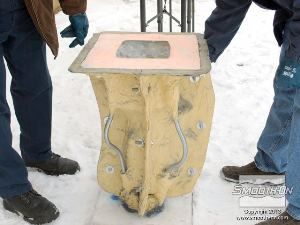 לחיצה להגדלת תמונה לאחר מספר ימים, פסל הקרח מוכן לחליצה.