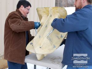 לחיצה להגדלת תמונה דרושים לפחות שני אנשים כדי להרים את התבנית והיציקה הכבדות.