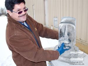 לחיצה להגדלת תמונה פסל הקרח מוכן. הוא מוסיף עניין ואווירה אלגנטית לכל סביבה.