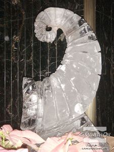 לחיצה להגדלת תמונה פסל זה של קרן השפע (קורנוקופיה) הוא בגובה 1.22 מטר. ארנסטו אומר ש