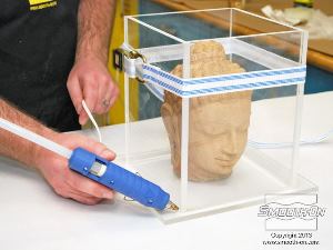 לחיצה להגדלת תמונה מדביקים את כל דפנות הקופסה בעזרת דבק חם. חשוב לוודא שהקופסה אטומה לחלוטין כדי למנוע דליפות.