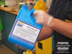 לחיצה להגדלת תמונה מנערים היטב את חלק המקשה של פוליאוריתן ליציקה Smooth-Cast® ONYX לפני ששופכים אותו.