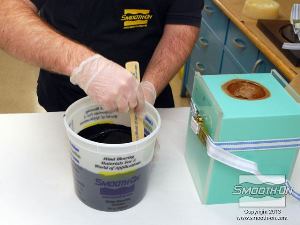 לחיצה להגדלת תמונה מערבבים את המרכיבים באופן ידני. חשוב לגרד את החומר מתחתית וצידי המיכל.