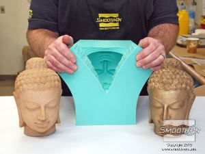 לחיצה להגדלת תמונה מודל האבן המקורי (שמאל) ליד תבנית סיליקון Mold Star (מרכז) ויציקת פוליאוריתן Smooth-Cast® ONYX (ימין). העתק מושלם.