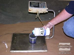 לחיצה להגדלת תמונה שוקלים גם את המקשה של ה Mold Max® XLS.