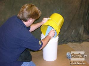 לחיצה להגדלת תמונה כדי להבטיח ערבוב טוב, שופכים את הגומי למיכל ערבוב נקי שני.