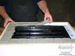 לחיצה להגדלת תמונה מסירים את חתיכות החימר וחושפים את החלק האחורי של המודל המקורי.