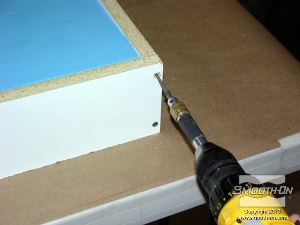 לחיצה להגדלת תמונה ביום הבא פותחים את הברגים במסגרת.