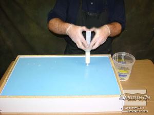 לחיצה להגדלת תמונה בעזרת מזרק, מזריקים את החומר הנוזלי דרך חור האוורור. התערובת מתפשטת בתבנית בעצמה. כאשר ניתן לראות פלסטיק נוזלי בראש כל חור אוורור התבנית מלאה.