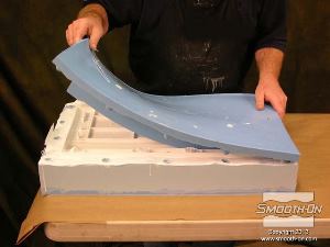 לחיצה להגדלת תמונה מניחים לפוליאוריטן TASK® 4 להתמצק במשך הלילה. מפרידים את חצאי התבנית וחושפים את היציקה המוכנה.