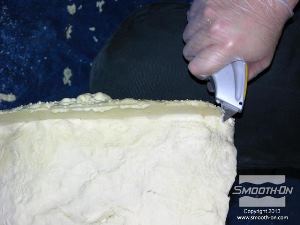 לחיצה להגדלת תמונה ניתן לחתוך בזהירות שאריות חומר לא רצויות בעזרת סכין מתאימה.