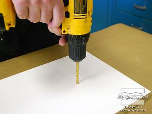 לחיצה להגדלת תמונה קודחים חור תואם על לוח הבסיס.