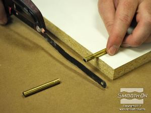 לחיצה להגדלת תמונה חותכים צינור פליז קטן באורך הרצוי.