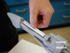 לחיצה להגדלת תמונה מכניסים את חתיכת הבריסטול לקנה כך שתסתום את האזור הפתוח ותמנע זרימה של סיליקון דרכו.