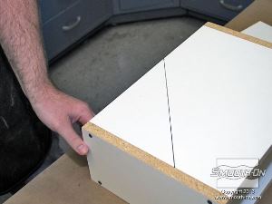 לחיצה להגדלת תמונה קו זה מהווה סימון עבור הברגים שיחזיקו את לוח הדמה במקומו.