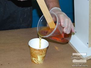 לחיצה להגדלת תמונה מעבירים את ה פוליאוריטן ליציקה Smooth Cast 320 לכוס קטנה יותר.