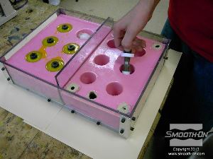 לחיצה להגדלת תמונה תבנית סיליקון Mold Max 30 משמשת ליציקת חלקי הפוליאורתן על ליבה טבעתית מניילון/מתכת.