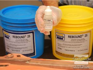 לחיצה להגדלת תמונה בשכבות הסיליקון הבאות מוסיפים מסמיך לסיליקון Thi-Vex® כדי ליצור שכבות עבות של סיליקון Rebound® 25  