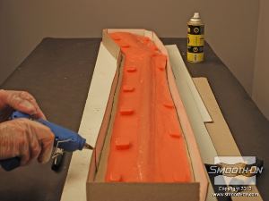 לחיצה להגדלת תמונה מדביקים את הקרטון עם דבק חם מסביב לחצי התבנית.