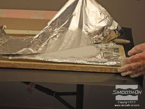 לחיצה להגדלת תמונה נייר האלומיניום יורד בקלות וחושף שכבה נאה של אפוקסי Free Form® Air.