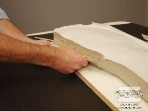 לחיצה להגדלת תמונה מניחים לאפוקסי להתמצק במשך לילה ולאחר מכן מסירים את קירות הקרטון.