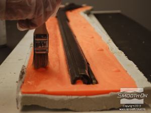 לחיצה להגדלת תמונה ניתן למרוח את חומר ההפרדה Ease Release® 205 בקלות בעזרת מברשת.