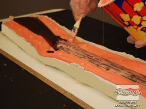 לחיצה להגדלת תמונה מכינים ומורחים את סיליקון למריחה Rebound באותו אופן שבו הוכן החצי הראשון של התבנית.