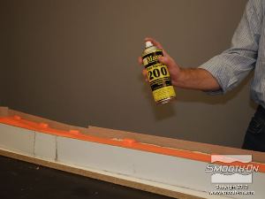 לחיצה להגדלת תמונה מרססים חומר הפרדה לתבניות סיליקון Ease Release® 200 (למרות שניתן להשתמש גם בEase Release® 205 בו השתמשנו קודם) כדי לוודא של שכבת האפוקסי החדשה לא תדבק לשכבה הקיימת.