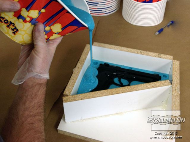 מכינים תבנית בעזרת סיליקון ליציקה Mold Star 16. סיליקון זה מתקשה מהר.