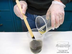 לחיצה להגדלת תמונה מוסיפים את הבסיס למקשה שעורבב עם הפיגמנט.